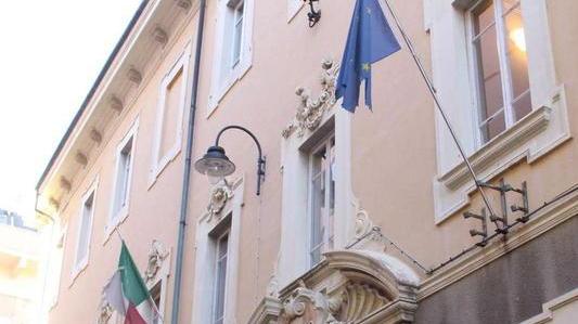 Poliziotti aggrediti in servizio, la procura contro la scarcerazione