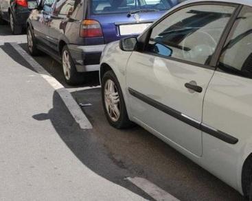 Auto blocca lo scivolo, disabile cade a terra 