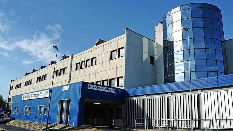 Muore a 70 anni dopo cinque operazioni, indagati ventinove medici dell’ospedale