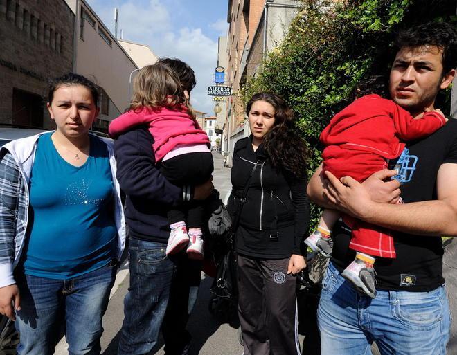 I papà perdono il lavoro Due famiglie in strada 