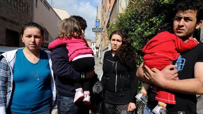 I papà perdono il lavoro Due famiglie in strada