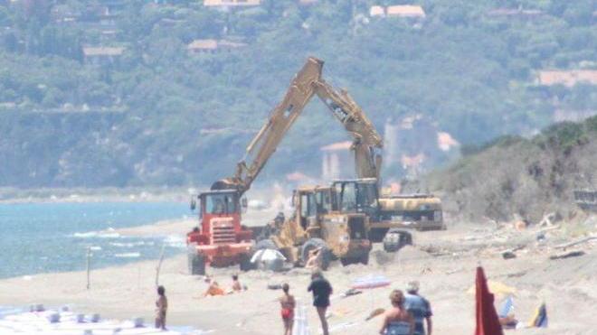In spiaggia solo ombrelloni, lettini e sdraio Giochi e torrette di salvataggio vietate per legge