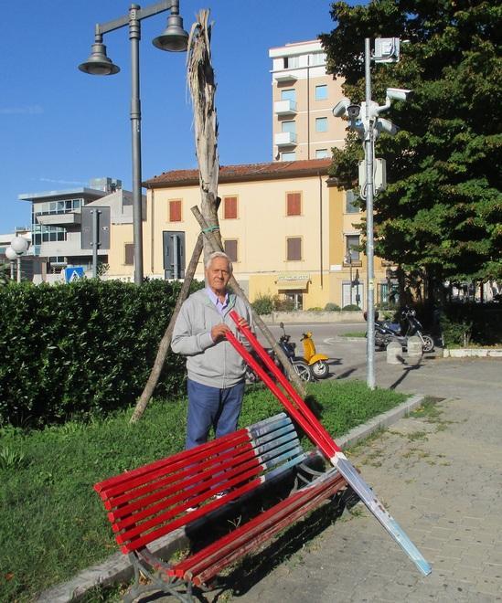 Panchine rotte in centro città e spazzatura sul marciapiede 