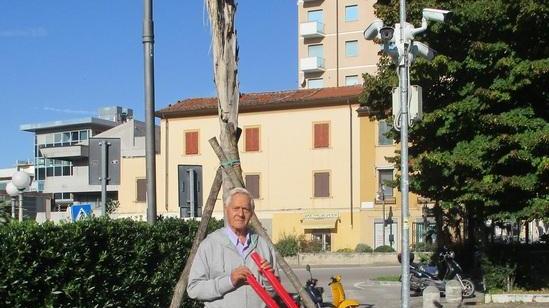 Panchine rotte in centro città e spazzatura sul marciapiede