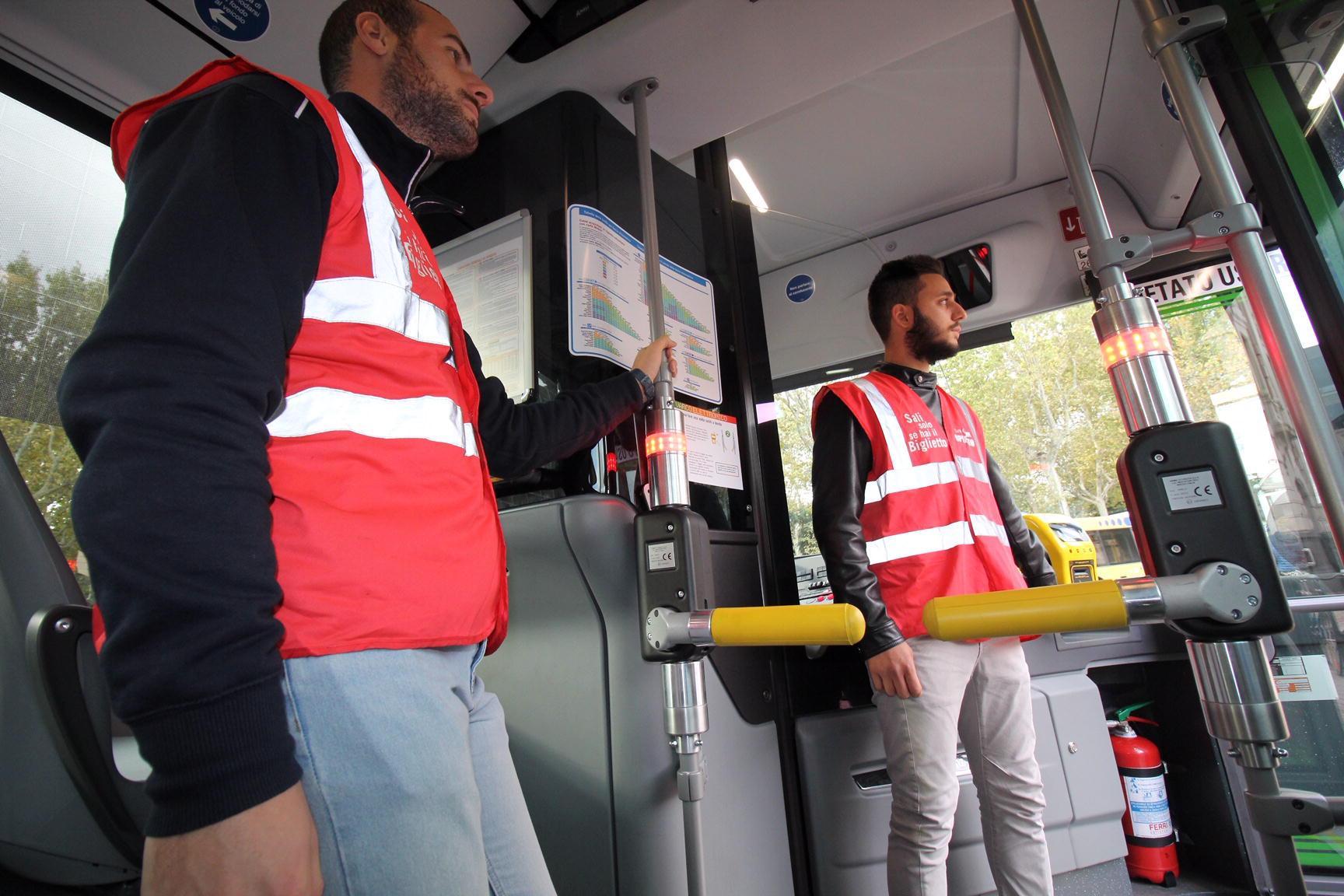 Sul bus con i tornelli come allo stadio: parte da Prato la lotta a chi non fa il biglietto 