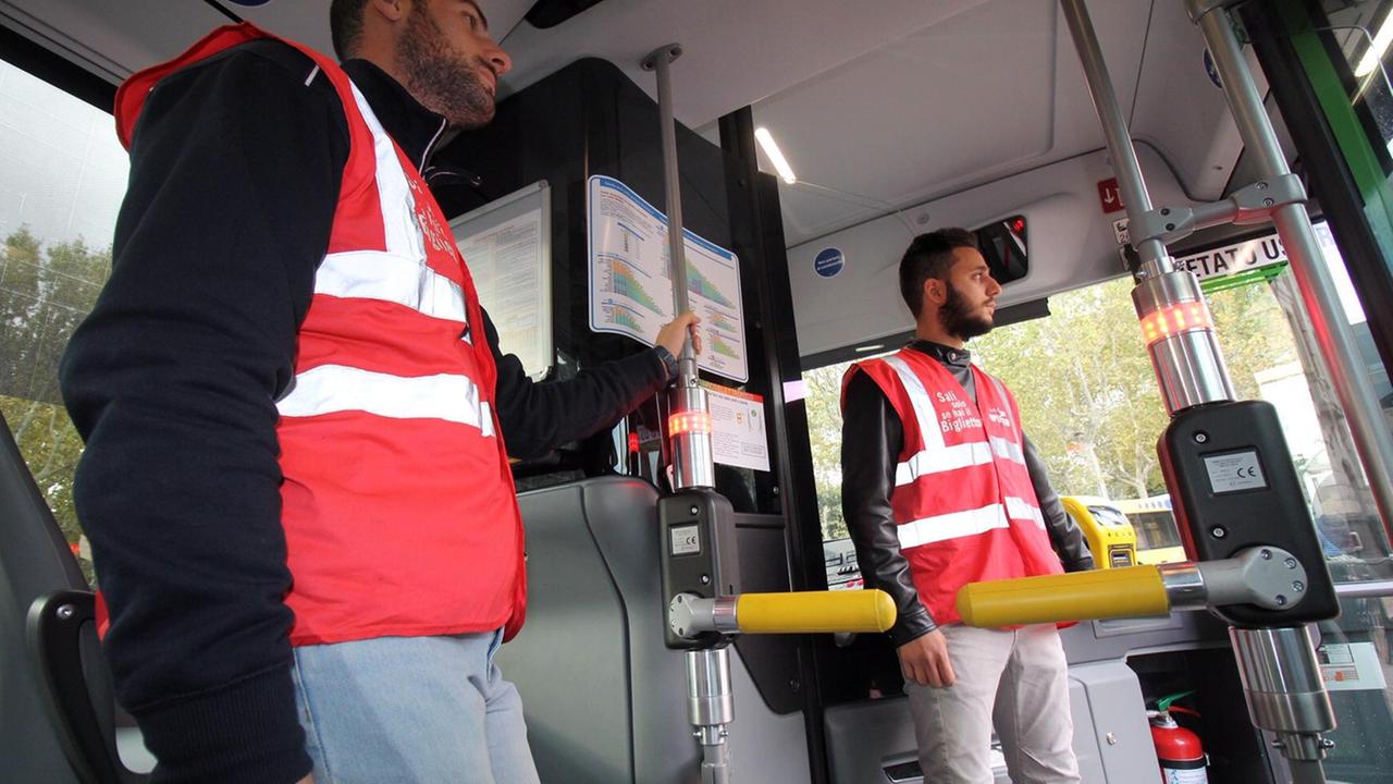 Sul bus con i tornelli come allo stadio: parte da Prato la lotta a chi non fa il biglietto