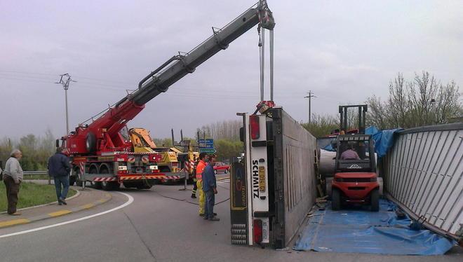 Tir perde bobine di carta e il traffico va in tilt 