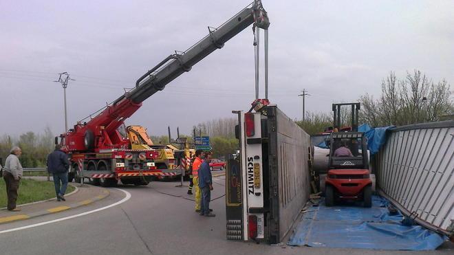 Tir perde bobine di carta e il traffico va in tilt