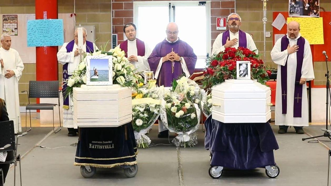 Un momento dei funerali di Miriam e Manuel