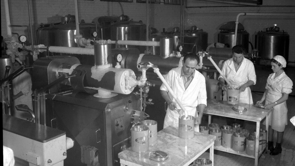 La foto è stata scattata nel 1967 all’interno della stabilimento Sammontana (Foto Cine)