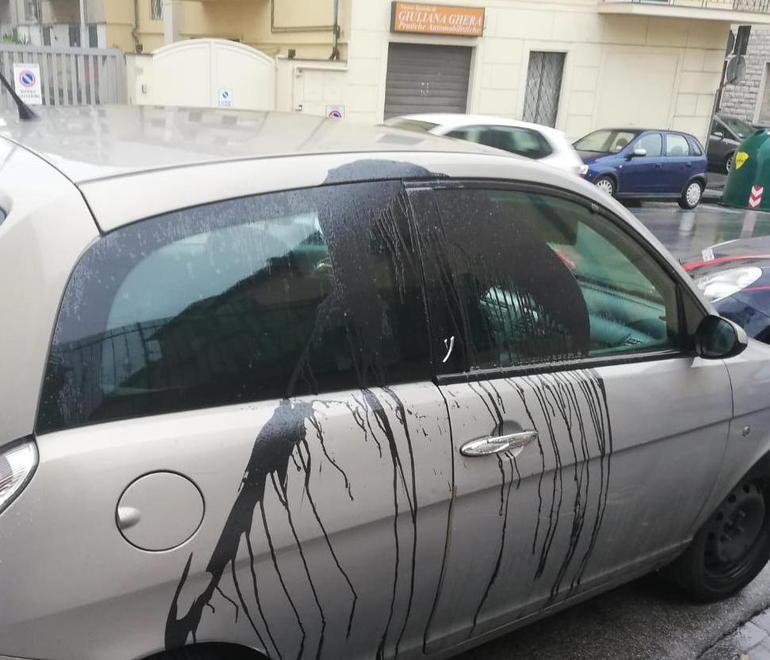 L’auto danneggiata con la vernice