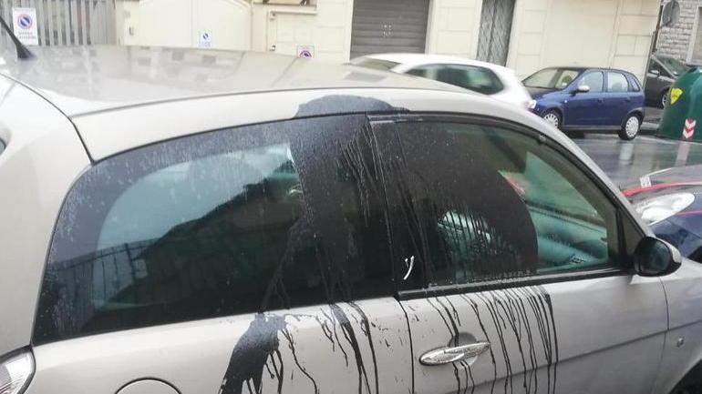 L’auto danneggiata con la vernice