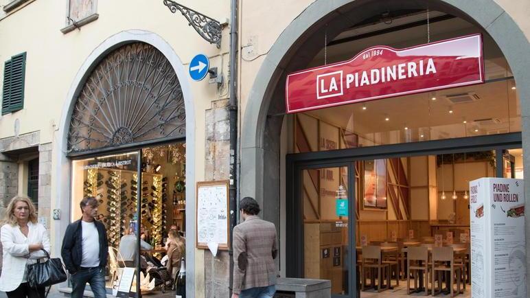 Morìa di negozi in centro Fielmann apre nel Fillungo e ricerca personale