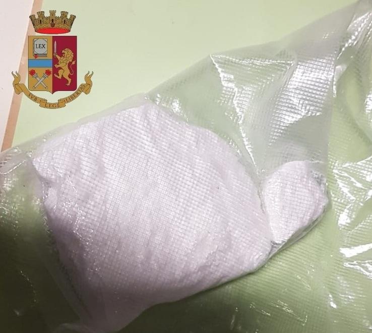 Poliziotto va a funghi e trova un involucro con 371 grammi di cocaina 