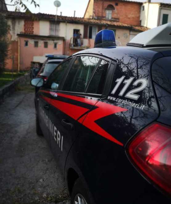 Danneggia l’auto in sosta del compagno della sua ex