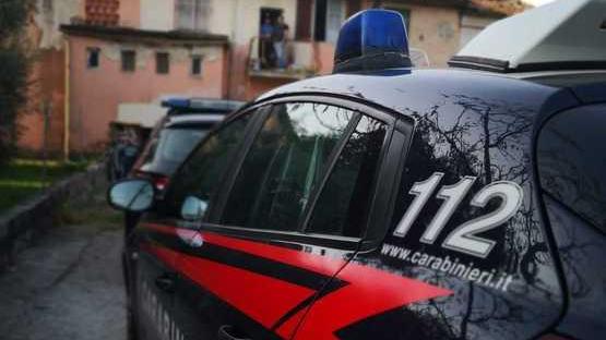 Danneggia l’auto in sosta del compagno della sua ex