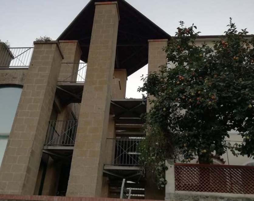 Cede la ringhiera di ferro, due ragazzini cadono nel vuoto 