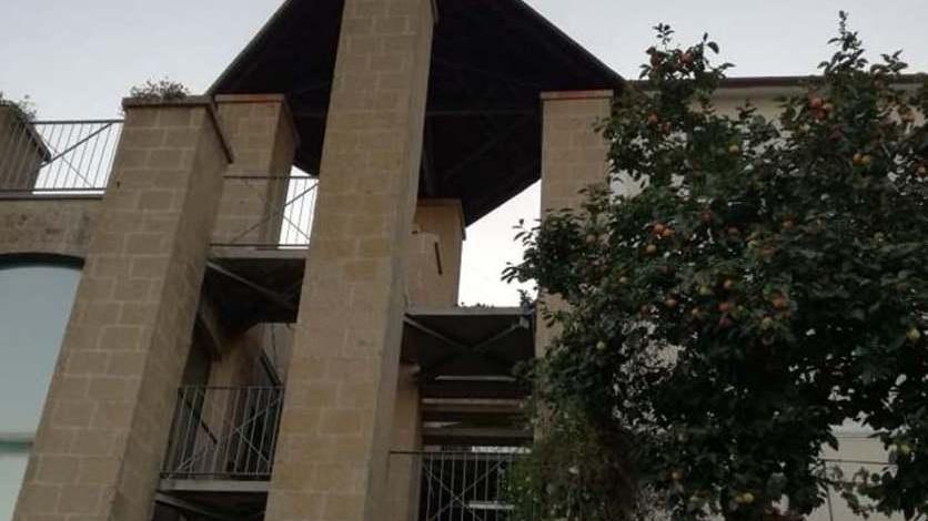 Cede la ringhiera di ferro, due ragazzini cadono nel vuoto