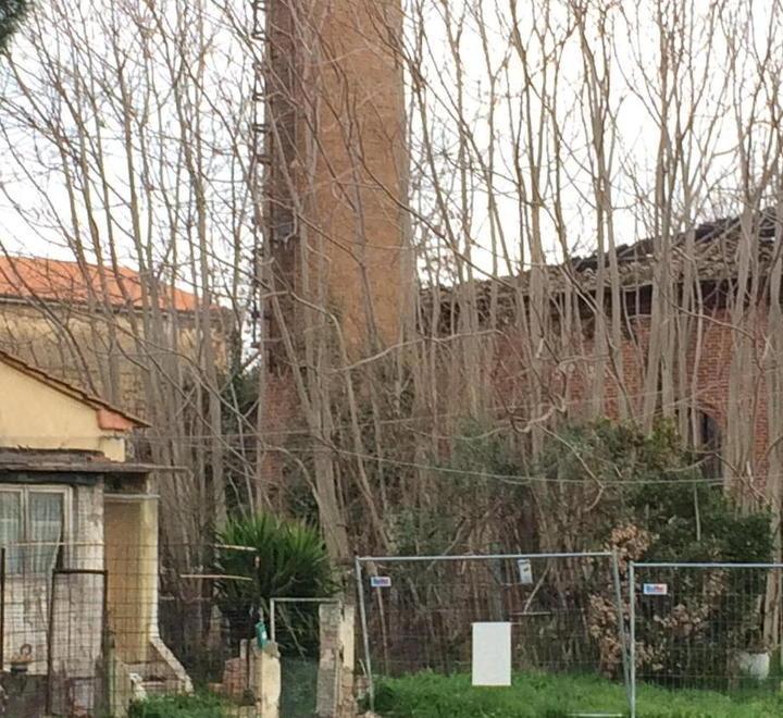 Fessura nella ciminiera Ordine di sgombero per coppia di anziani 