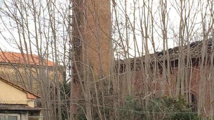 Fessura nella ciminiera Ordine di sgombero per coppia di anziani