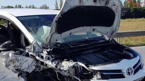 Schianto tra auto e camion