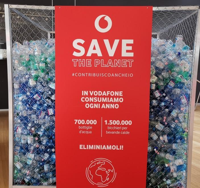 Plastica monouso bandita negli uffici Vodafone in città