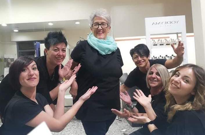 Carla festeggia cinquant’anni della sua attività di parrucchiera 