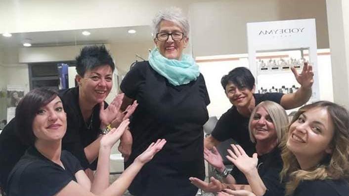 Carla festeggia cinquant’anni della sua attività di parrucchiera