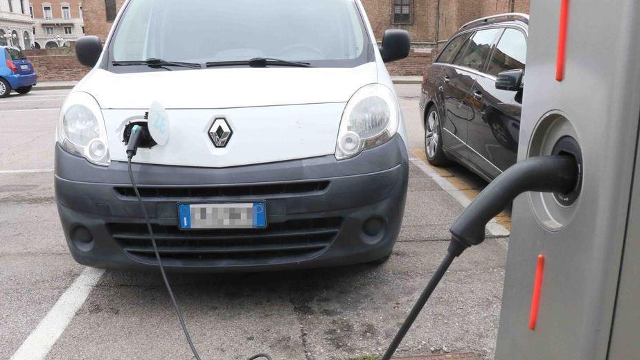 Auto elettriche, altre 10 colonnine Ma solo uno su 100 sceglie il... green