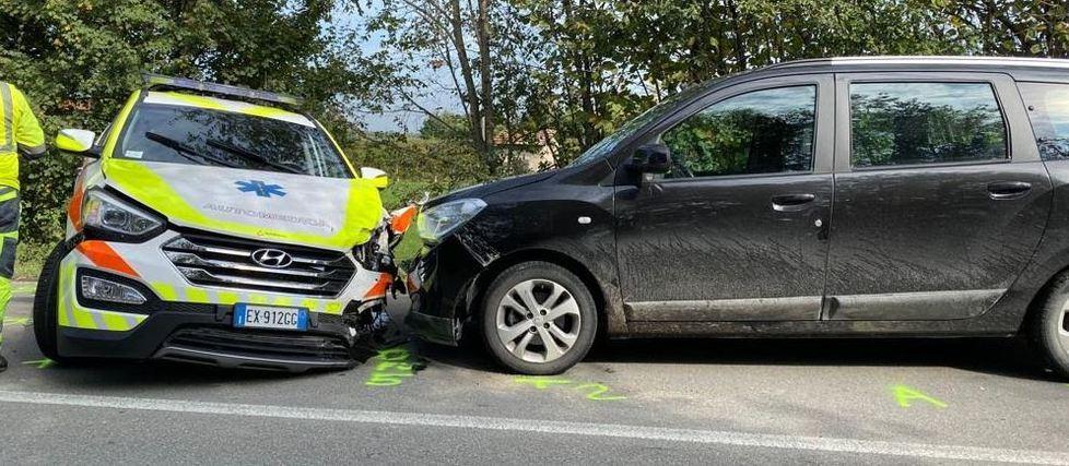 Pirata della strada fa scontrare due auto e un’automedica 