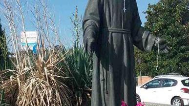 Rubate le offerte alla statua di Padre Pio. I devoti s’indignano: «È un fatto grave»