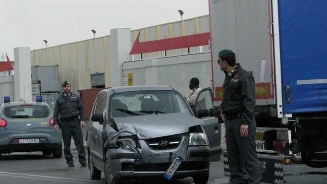 Furgone tampona un’auto e la scaraventa contro un camion