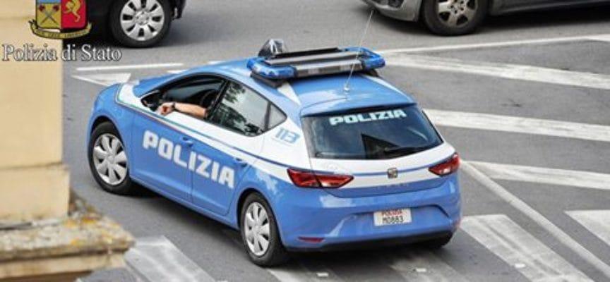 Con un piccone cerca di entrare in un garage abbandonato