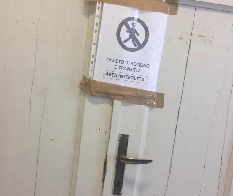 Infiltrazioni Dal Tetto E Soffitti Danneggiati Aule E Bagni Inagibili 