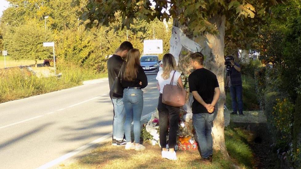 Via Crucis davanti al platano. Tanti fiori, pensieri e dolore. E il punto diventa pericoloso