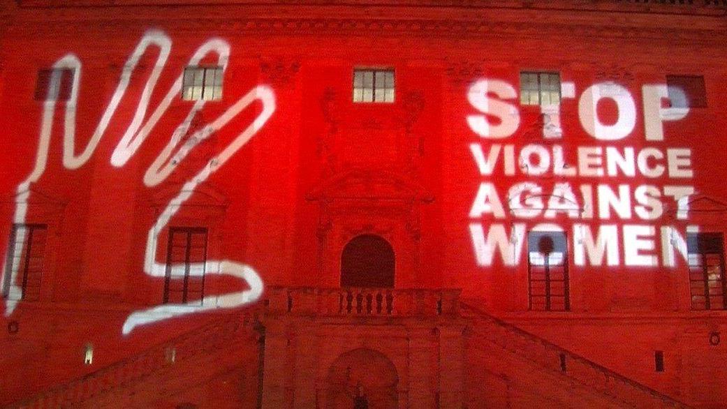 Violenza sulle donne: un concorso per le scuole per illustrare la "Carta di Viareggio