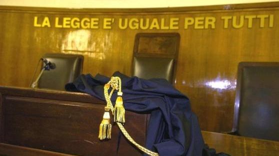 Lo trovano in casa della ex che minacciava: «Do fuoco alla tua auto con te dentro»