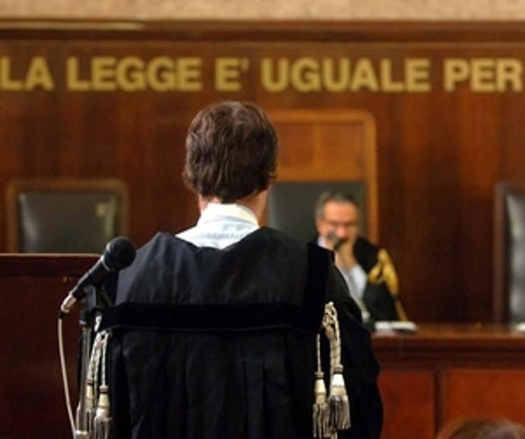 Pugno in faccia a un calciatore: ultrà patteggia un anno 