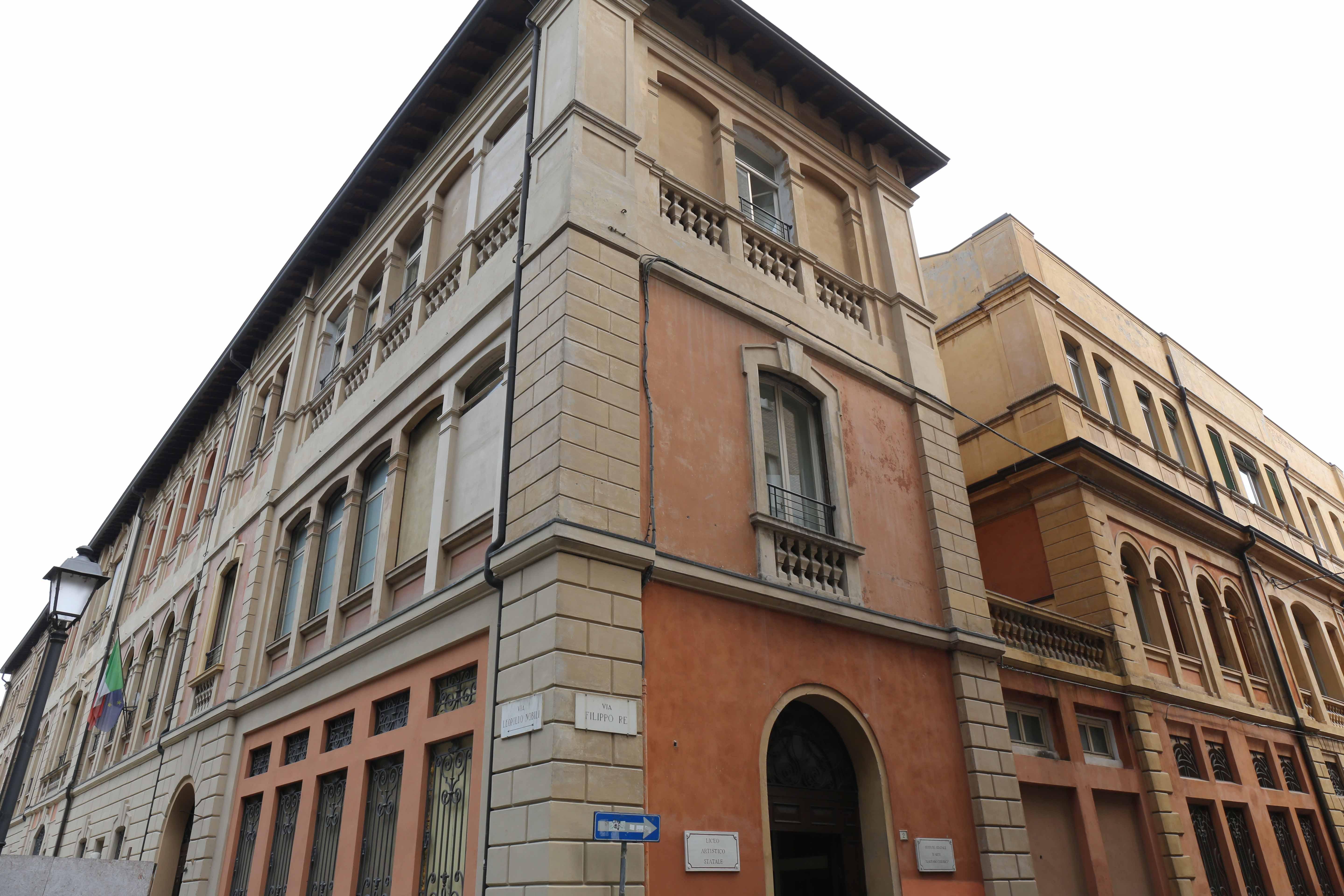Reggio Emilia, al liceo Chierici mancano trenta banchi: «Studenti seduti in terra» 