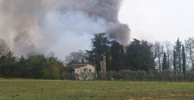 Torna a bruciare il bosco fiamme vicino a una casa 