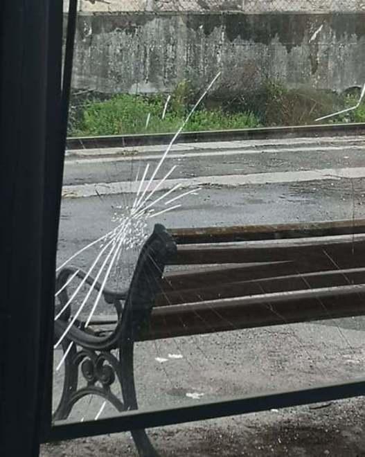 Sasso contro la pensilina alla stazione di Ghivizzano 
