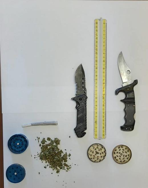 Scappano all’alt dei carabinieri: avevano hashish e coltelli