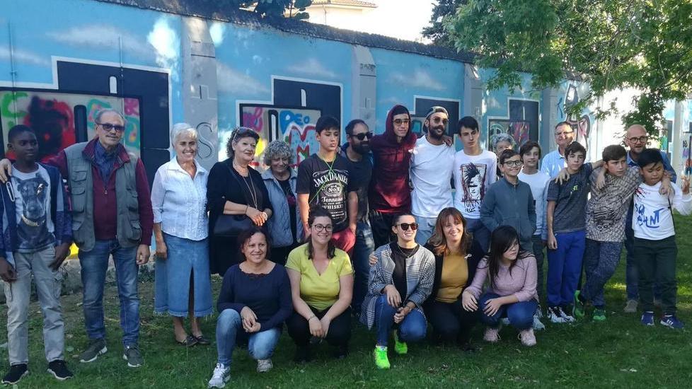 I ragazzi cancellano il degrado con un murales insieme a Muz