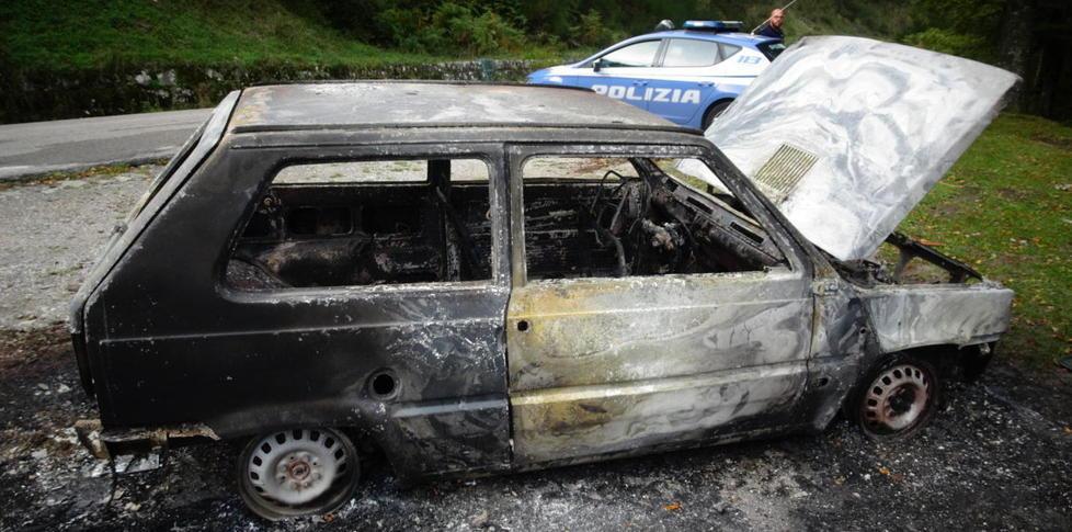 Auto in fiamme fuori pericolo l’uomo ustionato 