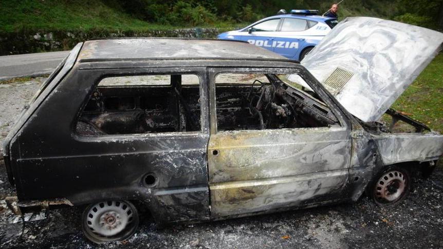 Auto in fiamme fuori pericolo l’uomo ustionato