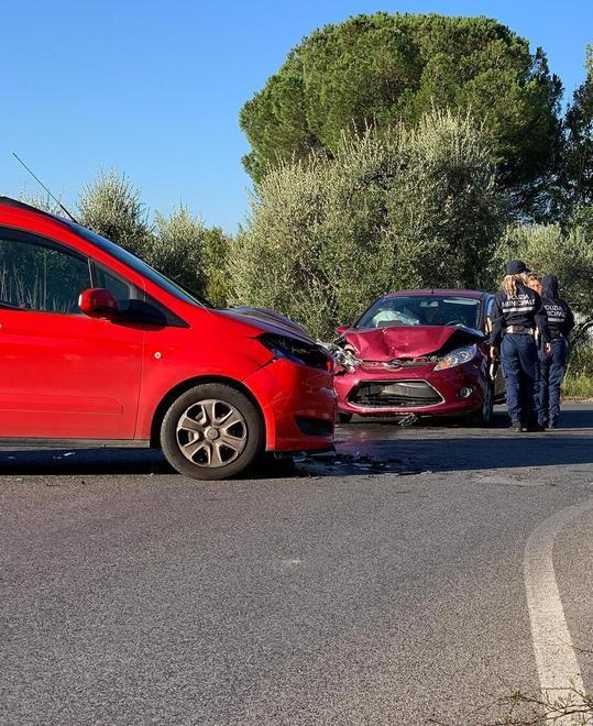 Scontro all’incrocio paura per due bambini