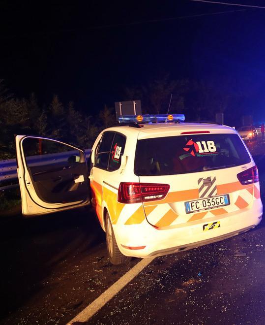 Auto contro un albero Giovane in ospedale