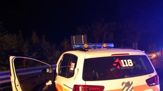 Auto contro un albero Giovane in ospedale