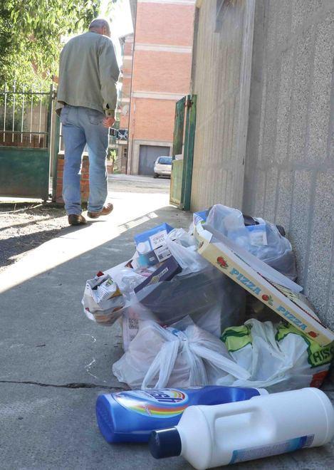 Furti e rifiuti abbandonati I residenti: ora basta