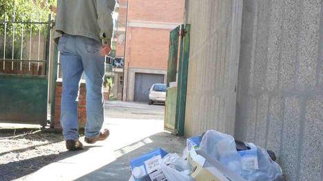 Furti e rifiuti abbandonati I residenti: ora basta